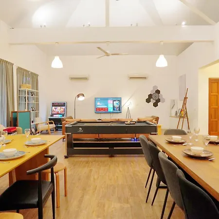 30P White House Retreat - Pool & Event Hall